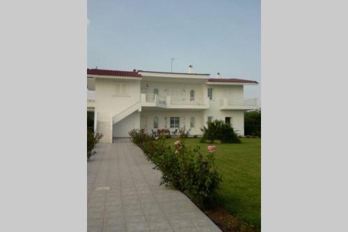 Το κτήριο όπου στεγάζεται  η παραθεριστική κατοικία