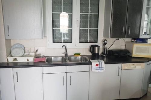 Η κουζίνα ή μικρή κουζίνα στο Silver Villa Raches, Sky