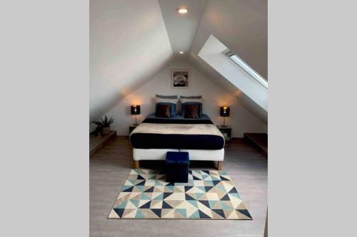 a bedroom with a bed in a attic at Appartement 3km Disneyland Paris 4 à 6 personnes in Magny-le-Hongre