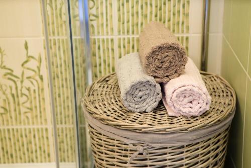 a wicker basket with towels on it in a bathroom at Comfort 3-Room Apartment with Forest View & 2 Bedrooms in Jūrmala