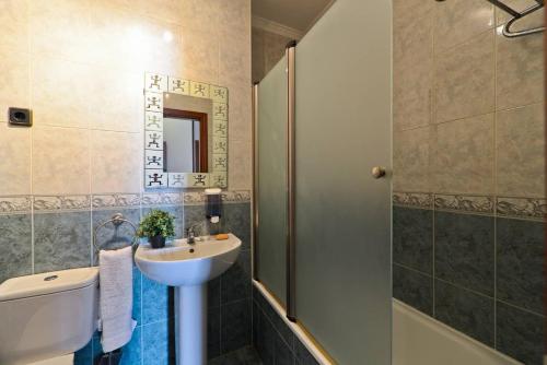 ein Bad mit einem Waschbecken und einer Dusche in der Unterkunft Apartamento Yaiza in Nerja