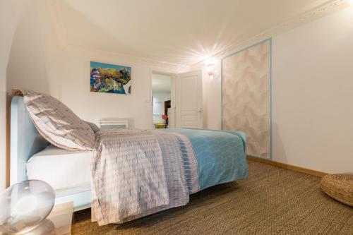 une chambre avec un lit et une chaise dans l'établissement Les Deux Clefs, à Mont-de-Marsan