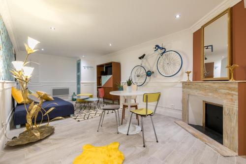 - un salon avec un vélo suspendu au mur dans l'établissement Les Deux Clefs, à Mont-de-Marsan