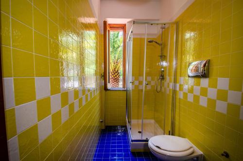 ein gelbes Badezimmer mit Toilette und Dusche in der Unterkunft Villa al mare a Santa Maria di Castellabate in Santa Maria di Castellabate