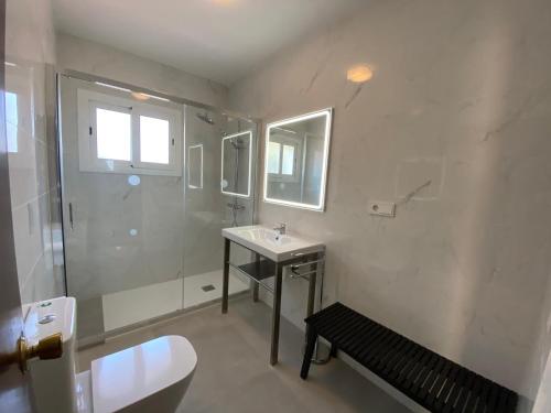 y baño con lavabo, ducha y aseo. en Casa con vistas al mar y piscina privada, en Lloret de Mar