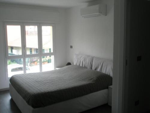 Posto letto in una camera bianca con finestra di Casa x vacanze in centro a Noli 009042-LT-0267 a Noli