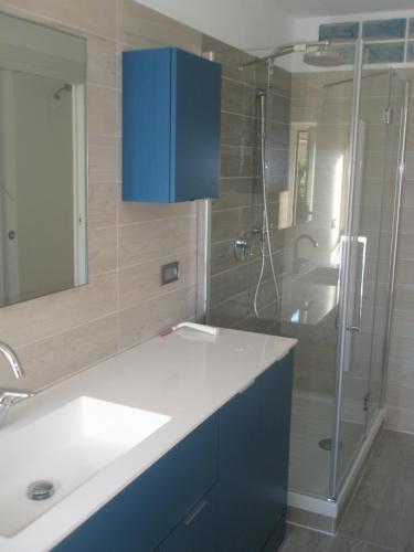 un bagno con lavandino e doccia in vetro di Casa x vacanze in centro a Noli 009042-LT-0267 a Noli