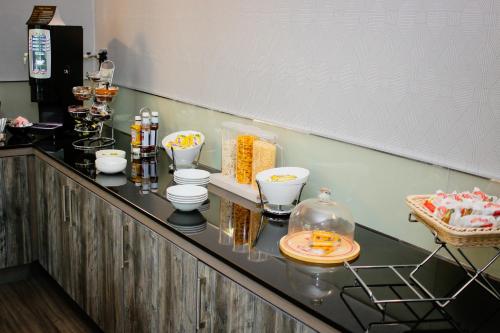 Un mostrador en un restaurante con comida. en City Apartments, en Glasgow