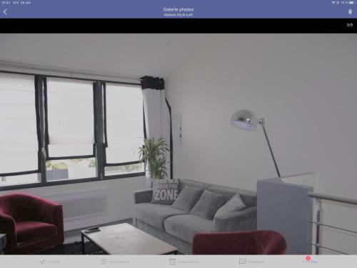 ラ・ロシェルにあるMaison Style Loftのソファと窓のあるリビングルーム
