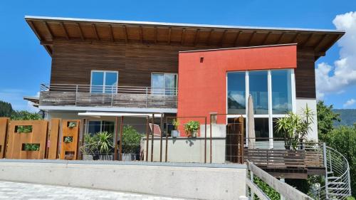 dom na plaży z deską surfingową w obiekcie Ferienwohnung Wohlesser w mieście Annaberg im Lammertal