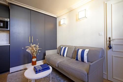 un salon avec un canapé et une table dans l'établissement Villa Segur, à Bordeaux