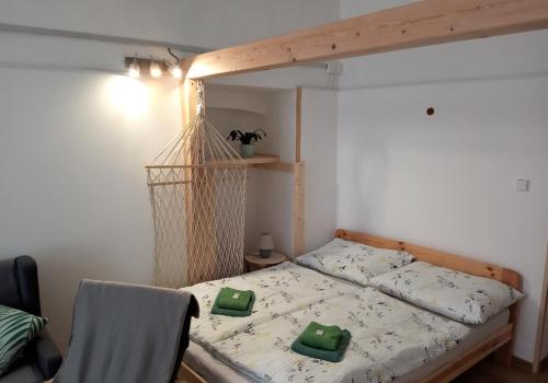 Postel nebo postele na pokoji v ubytování Apartment pod hradem Loket
