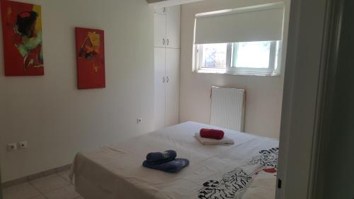 Posteľ alebo postele v izbe v ubytovaní Joan's airport apartment