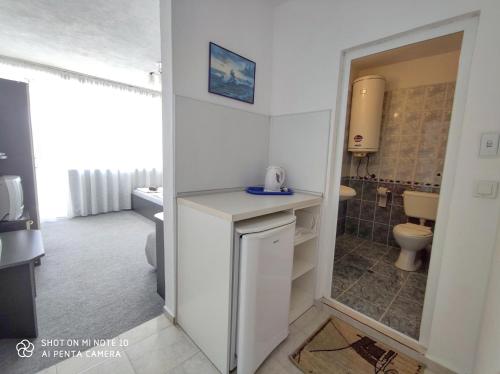 Baño pequeño con lavabo y aseo en Къща за гости Атмосфера, en Tsarevo