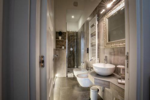 a bathroom with two sinks and a shower at Materia relais in Cava deʼ Tirreni