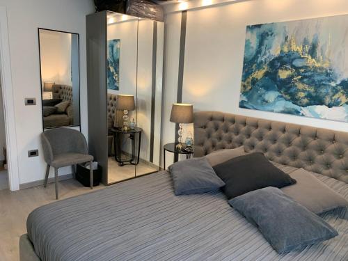 Apartment New Luxury Prince-Suite Venezia San Marco في البندقية: غرفة نوم بها سرير ولوحة على الحائط