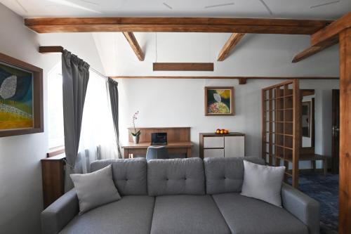 ホムトフにあるApartmány Spessartのソファとテーブルのあるリビングルーム