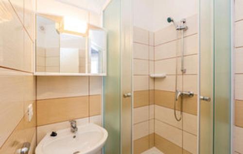 ADRIATIC apartmani A2-A6, RAB في راب: حمام مع حوض ودش