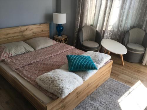 sypialnia z łóżkiem, stołem i krzesłami w obiekcie Apartament Ełk Promenada w mieście Ełk