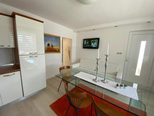 Televisyen dan/atau pusat hiburan di Apartments Roberta