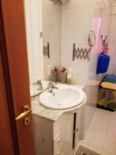 uma casa de banho com um lavatório branco e um chuveiro em Cara Revello em Milão