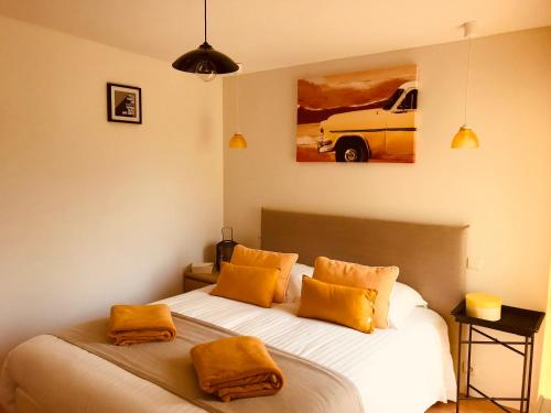 オンフルールにあるLa maison d'Olivierのベッドルーム1室(オレンジ色の枕が付いたベッド1台付)