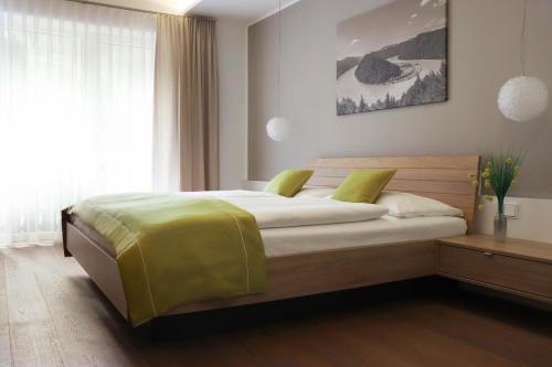 una camera con un grande letto e una finestra di Gasthof-Pension Schütz a Wesenufer