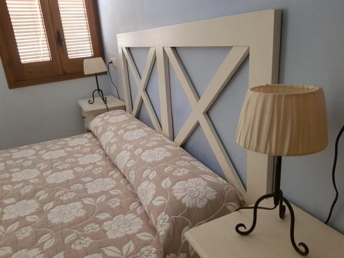 une chambre avec un lit et une lampe sur une table dans l'établissement Ca la Monica, à Torre de Fontaubella