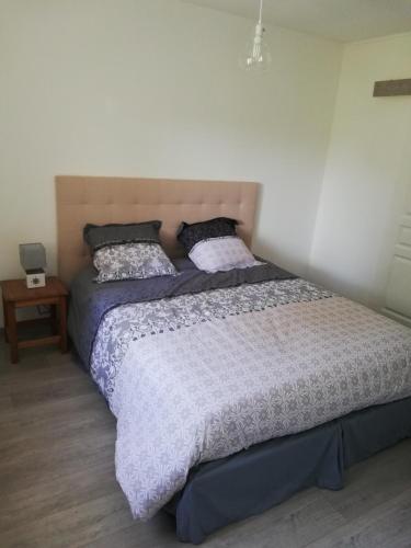 1 dormitorio con 2 camas y mesita de noche en La Houle, maison classée 4 étoiles en Criel-sur-Mer
