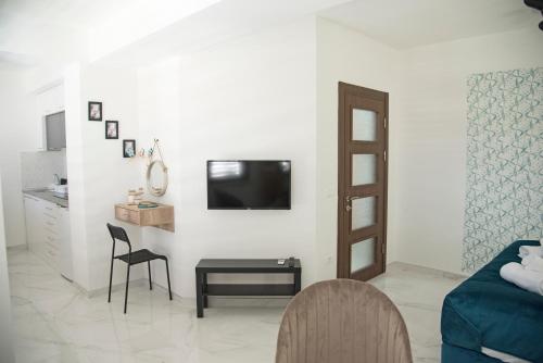 Μια τηλεόραση ή/και κέντρο ψυχαγωγίας στο All Seasons Apartments