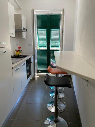 een keuken met een aanrecht en een kruk erin bij Vernazza Holidays Apartments in Vernazza