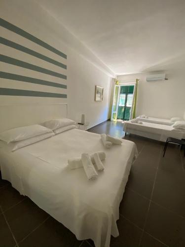 een slaapkamer met een wit bed en handdoeken bij Vernazza Holidays Apartments in Vernazza