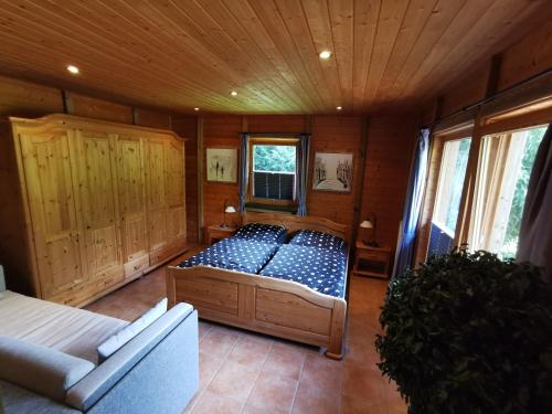 ein Schlafzimmer mit einem Bett und einem Sofa in einem Zimmer in der Unterkunft Ferienpark Leitzingen in Soltau
