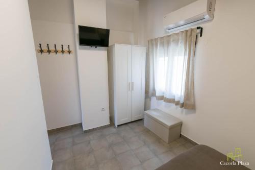 a small bathroom with a toilet and a window at Cazorla Plaza in Cazorla