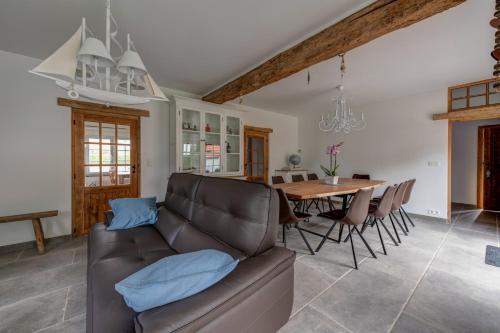 een woonkamer met een bank en een tafel bij Niels in Nieuwpoort