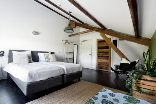 a bedroom with a large bed in a room at De Woeste Wieven op Erve Bonkert in Diepenheim