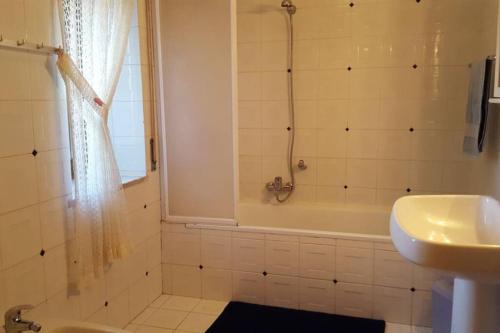 een badkamer met een bad, een wastafel en een douche bij CASA VESUVIO 