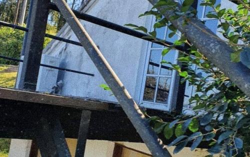 Una escalera que conduce a una casa azul con ventana en Casas de Raco in 