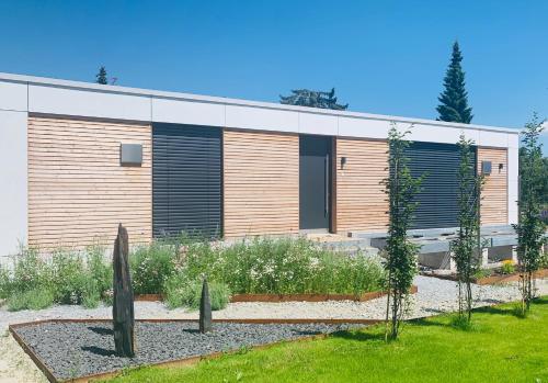 a building with a garden in front of it at Tiny Cubus in Osterhofen