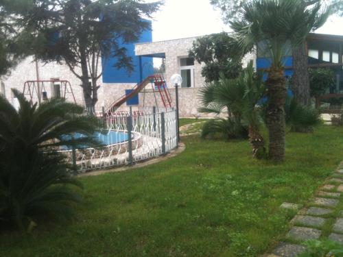 un parque infantil en un patio con tobogán en Bed and Breakfast Fly, en Bari