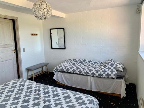 Un pat sau paturi într-o cameră la Hennebjerg overnatning