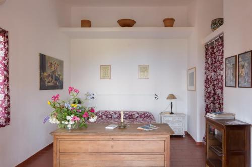 a living room with a couch and flowers on a table at Case di Berto in Capo Vaticano