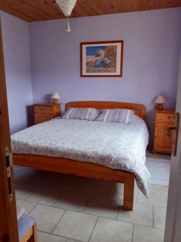 1 dormitorio con 1 cama en una habitación en Le gite du hibou, en Ménil-Hubert-sur-Orne
