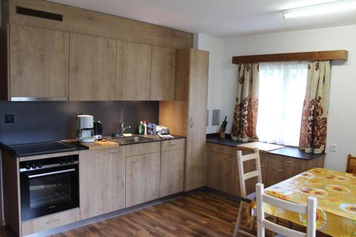 Haus Weideli, Dammstrasse 7にあるキッチンまたは簡易キッチン