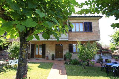 a house with a tree in front of it at Casa Milena in San Gimignano