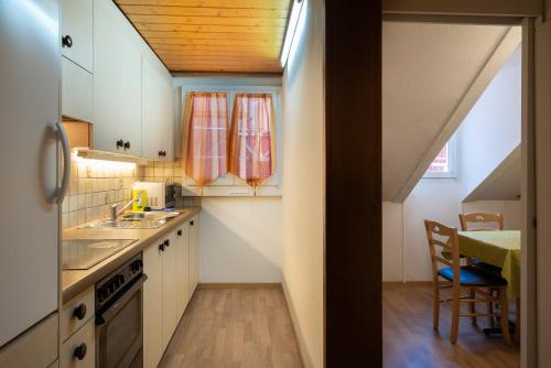 una piccola cucina con lavandino e tavolo di Between Lakes Apartments - 54 a Interlaken