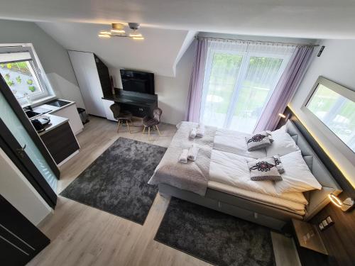 クロシチェンコにあるSłoneczny Stokのベッドルーム1室(ベッド1台、大きな窓付)