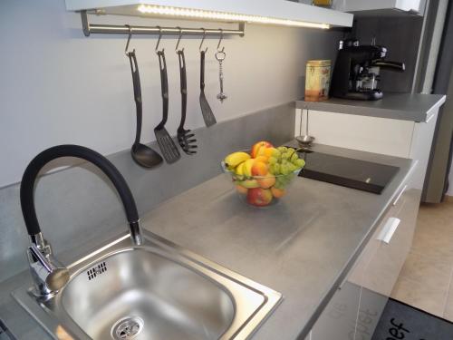Kuchyň nebo kuchyňský kout v ubytování Fészek Apartman Sopron