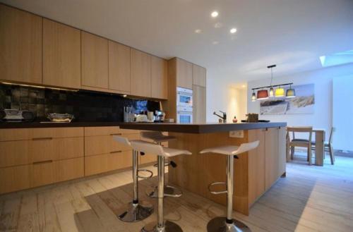 
A kitchen or kitchenette at Loft luxueux - Knokke
