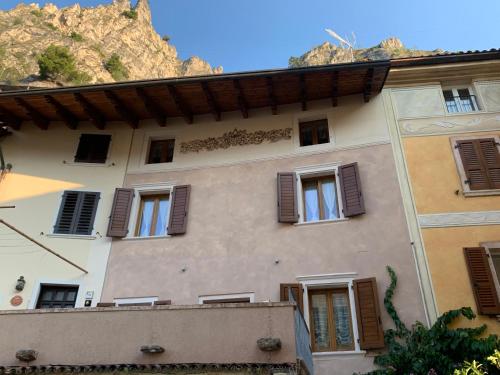 Vista generica sulle montagne o vista sulle montagne dall'interno della casa vacanze